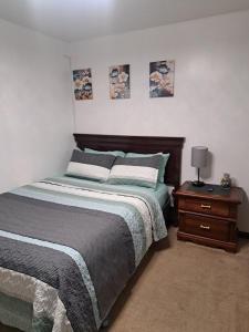 En eller flere senge i et værelse på Fun Home in Pocono with Gameroom-Firpit-BBQ Grill-TV and AC in all rooms