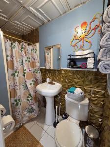 een badkamer met een wastafel, een toilet en een douche bij Restful Sleep - Close to TPA in Tampa +30 foto's