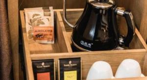 Příslušenství pro přípravu čaje a kávy v ubytování James Joyce Coffetel Baoding Railway Station