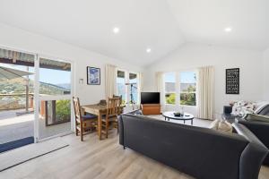 Khu vực ghế ngồi tại Harbour Heights - Akaroa Holiday Home