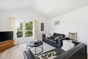 Khu vực ghế ngồi tại Harbour Heights - Akaroa Holiday Home
