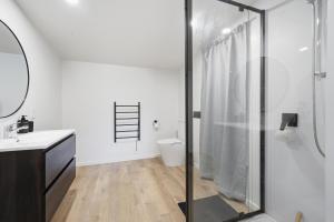 Phòng tắm tại Harbour Heights - Akaroa Holiday Home +17 ảnh