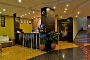 una hall con un orologio al centro di un edificio di Hotel City Inn - Mountain View a Pokhara