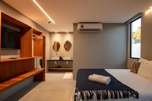 En eller flere senge i et værelse på Luxo na Praia do Marceneiro + 86 billeder