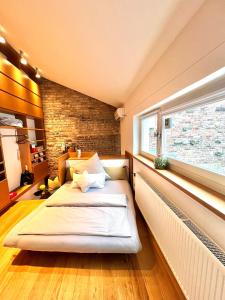 Giường trong phòng chung tại zons22 I TheTinySpace Architekten Apartment im Denkmal