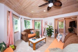 Posezení v ubytování Chat n Chill - Top Floor Condo, Walk to Pink Sands Beach townhouse