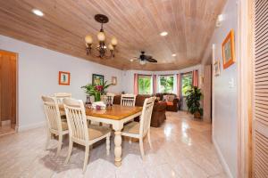 Posezení v ubytování Chat n Chill - Top Floor Condo, Walk to Pink Sands Beach townhouse