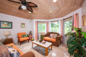 Posezení v ubytování Chat n Chill - Top Floor Condo, Walk to Pink Sands Beach townhouse