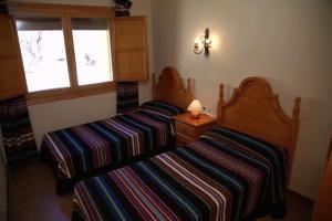 two beds sitting next to each other in a room at Casa Puritat in Morella