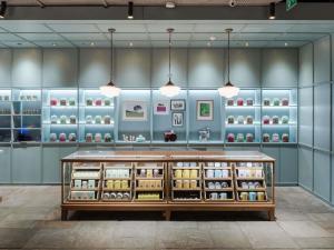 een vitrine in een kamer met vazen bij Novotel York Centre in York