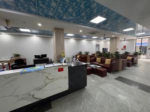 een kantoor met een lobby met banken en een balie bij V Fleurs Hotel Cat Ba in Cat Ba