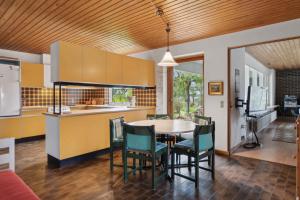 een keuken en eetkamer met een tafel en stoelen bij Cozy Holiday Home In Thisted in Thisted