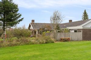 een huis met een hek in een tuin bij Cozy Holiday Home In Thisted in Thisted