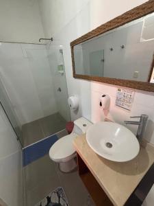 un bagno con un water bianco e un lavandino di Hotel Casa de Sarah a Santa Marta