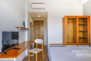 TV a/nebo společenská místnost v ubytování Urbanview Code Riverstay Yogyakarta