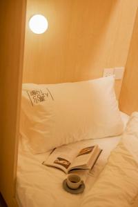 Postel nebo postele na pokoji v ubytování Hi Cozy International Youth Hostel East Nanjing Road & The Bund