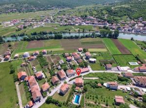 een luchtzicht op een buitenwijk met huizen bij Sobe Melada in Trilj