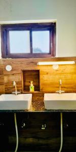 een badkamer met 2 wastafels en een raam bij Khurja Wali Dharamshala in Rishīkesh