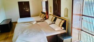 een kamer met een bank met kussens erop bij Khurja Wali Dharamshala in Rishīkesh