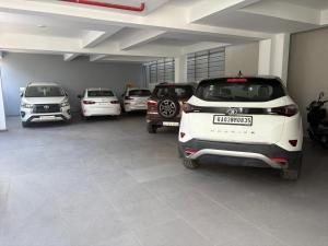een groep auto's geparkeerd in een garage bij KK Grand Inn in Vellore