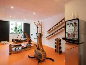 ein Raum mit einem Fitnessstudio mit Laufband und Trainingsgeräten in der Unterkunft Novotel Nice Centre Vieux Nice in Nizza