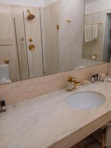 een badkamer met een wastafel en een grote spiegel bij Villa de caractère climatisée avec piscine135 av charles boyer La Ferrage in Aups +11 foto's