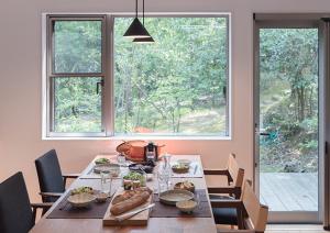 ein Tisch mit Speisen darauf in einem Esszimmer in der Unterkunft 唐比ステイ in Isahaya