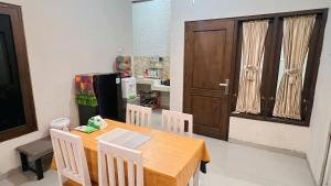 una sala da pranzo con tavolo e sedie in legno di Teem Living Jogja a Jejeran