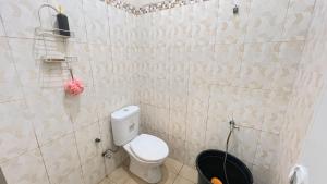 bagno con servizi igienici bianchi in camera di Teem Living Jogja a Jejeran Altre 8 foto