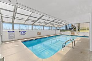 een groot binnenzwembad met een groot zwembadvizier bij Sea Marsh II Stunning Beachfront Stay in Myrtle Beach