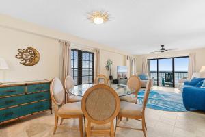 een eetkamer met een glazen tafel en stoelen bij Sea Marsh II Stunning Beachfront Stay in Myrtle Beach