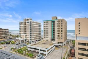 een luchtzicht op twee hoge gebouwen en de oceaan bij Sea Marsh II Stunning Beachfront Stay in Myrtle Beach