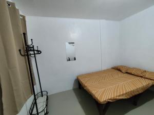 Cette petite chambre comprend un lit. dans l'établissement Lorna's Home, à Bil-isan