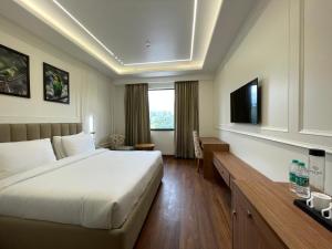 una camera d'albergo con un letto e una scrivania di Hotel Malsi Mist a Dehradun