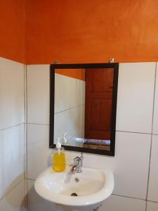 een badkamer met een wastafel en een spiegel bij meta bungalow in Senaru