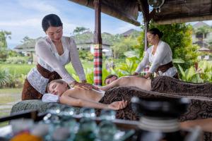 Een groep vrouwen krijgt een massage. bij Anumana Village Ubud in Ubud