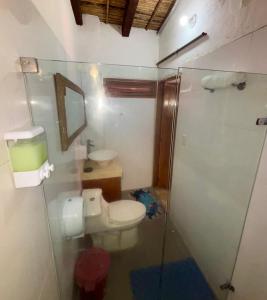 un piccolo bagno con un water e un lavandino di Hotel Casa de Sarah a Santa Marta Altre 12 foto
