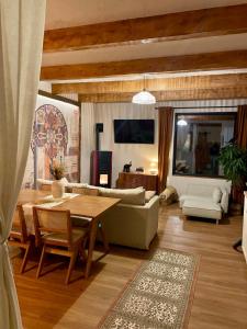 een woonkamer met een bank en een tafel bij The White House in Şirnea
