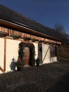 een gebouw met een deur en planten ervoor bij The White House in Şirnea