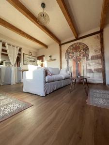 een woonkamer met een witte bank en een tafel bij The White House in Şirnea +9 foto's