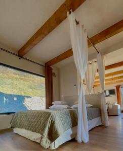 een slaapkamer met een bed en een groot raam bij The White House in Şirnea