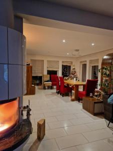 un salon avec une cheminée et un arbre de Noël dans l'établissement Villa Dubravka, à Kladje