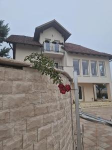 une maison dotée d'un mur en pierre avec des fleurs. dans l'établissement Villa Dubravka, à Kladje