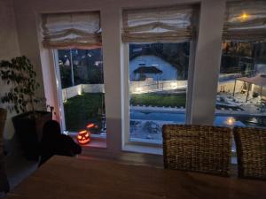 Cette chambre dispose d'une fenêtre offrant une vue sur la cour. dans l'établissement Villa Dubravka, à Kladje