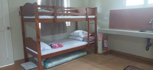 2 Etagenbetten in einem Zimmer mit Waschbecken in der Unterkunft Suki Beach Resort "3-3" Family Aircon Room in Sorsogon