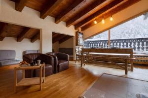 a living room with a couch and a table at Résidence Androsace 53 - Happy Rentals in Chamonix-Mont-Blanc