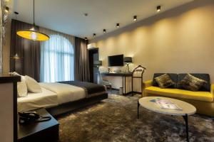 En eller flere senge i et værelse på Hotel Adamo