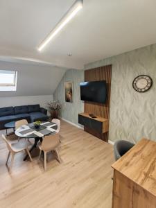 un soggiorno con un divano e un tavolo di 44roomsMarghita a Marghita