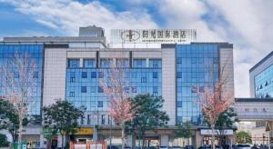 een gebouw met een bord erop bij Vienna Hotel Hunan Changsha Gaoling in Changsha