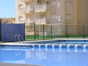 una piscina frente a un edificio en Villa Cristal 9907 - Resort Choice, en Playa Paraiso